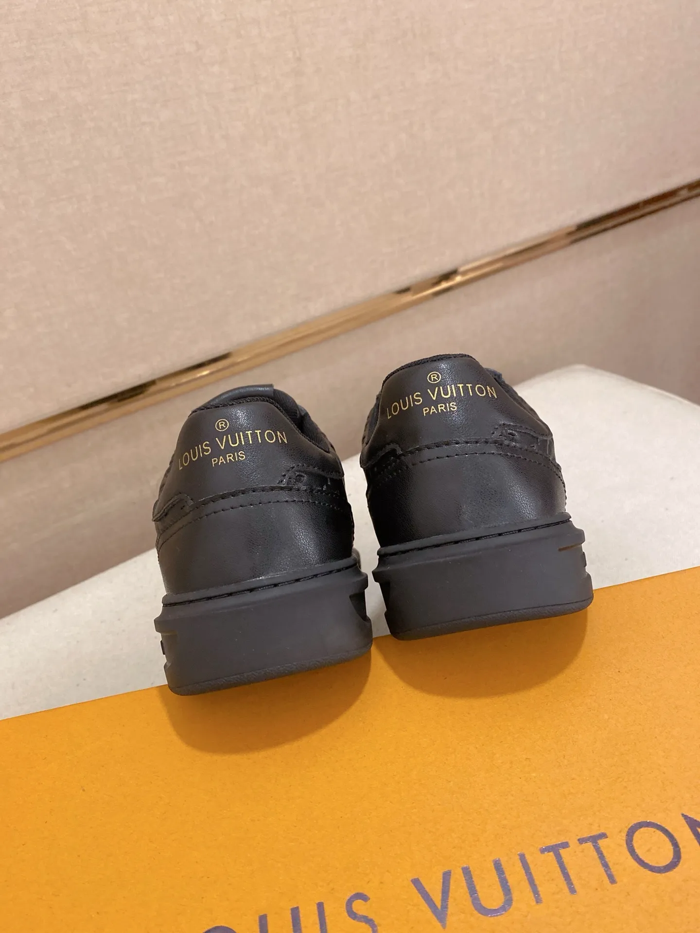 Men's shoes💰:420💰🇮🇹🇮🇹LV Louis Vuitton. The latest trendy casual shoes are popular in physical stores in sizes 38-44. New spring and summer comfortable imported custom original cowhide, unique jacquard fabric element design. Paired with sheepskin lining, Lv original bottom, [taiyang][taiyang] high-end packaging and high quality💪Details determine the quality, you can enter and leave the counter at will, welcome to compare🇮🇹